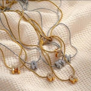 -K- Crystal Initial Letter Pendant Necklace Waterproof Gold letter——K